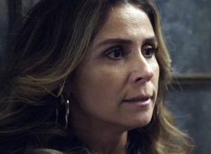 Atena pega Tóia no flagra e ameaça a morena (Foto: TV Globo)