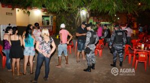Forca tatica realiza abordagem em bares e lanchonete no Jardim Morumbi - Foto: Varlei Cordova/AGORA MT