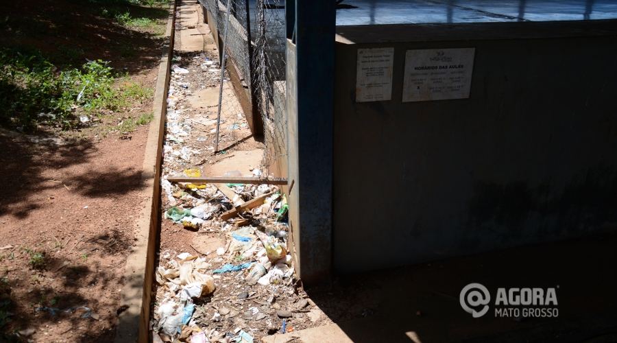 Lixo ao redor da quadra poliesportiva no Bairro Cidade Natal .Foto: Varlei Cordova/AGORAMT