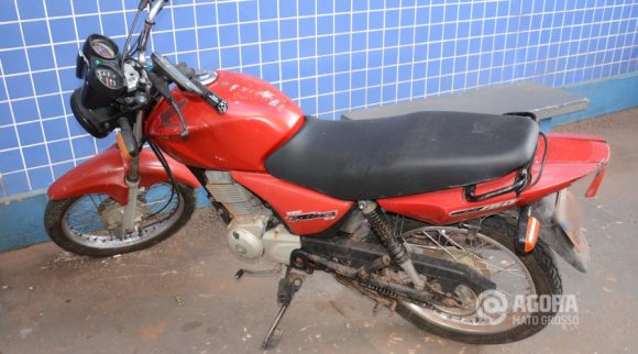 Motocicleta utilizada para cometer roubos na região da Vila Salmem .Foto: Varlei Cordova/AGORA MT