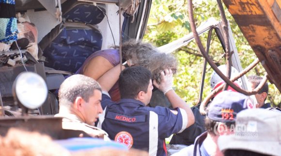 O motorista da carreta não resistiu aos ferimentos e morreu no local do acidente Foto: Ronaldo Teixeira/AGORAMT