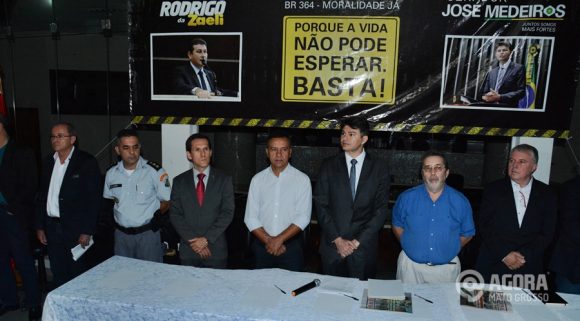 O senador José Medeiros comandou a mesa de autoridades Foto: Ronaldo Teixeira/AGORAMT