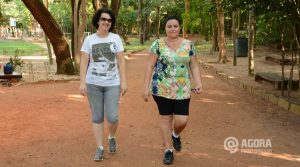 Senhoras Eliane e Joice caminhando no horto Florestal - Foto: Varlei Cordova/AGORA MT