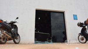 Vidro da porta da Igreja quebrado por Carlinhos - Foto: Ricardo Costa / AGORA MT