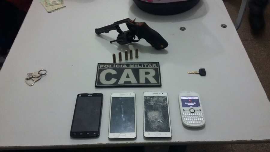 Arma e celulares encontrados - Foto: Divulgação / PM