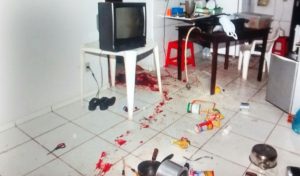 Sangue espalhado pela casa - Foto: Ronaldo Teixeira / AGORA MT