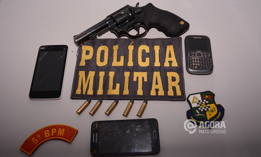 Arma munição e celulares apreendidos com suspeitos - Foto : Messias Filho / AGORA MT
