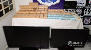 Drogas,dinheiro celulares e tvs apeendidas com os suspeitos - Foto: Varlei Cordova / AGORA MT
