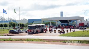 Grupo de mulheres do MST manifestando em frente a empresa em Rondonópolis - Foto: Varlei Cordova / AGORA MT