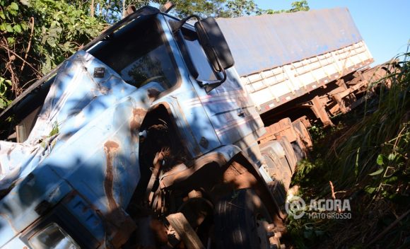 Motorista perde controle e caminhão cai na ribanceira - Foto : Messias Filho / AGORA MT