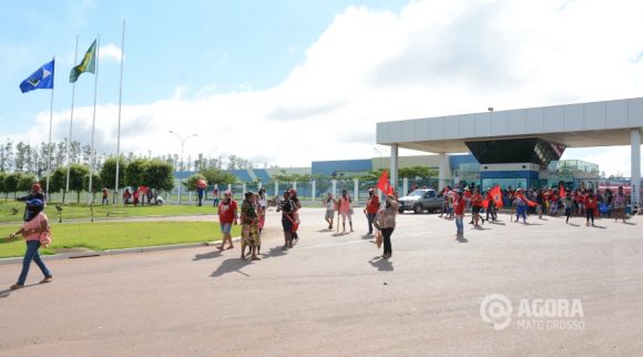 Mulheres do MST deixando empresa rumo ao centro de Rondonópolis - Foto: Varlei Cordova / AGORA MT