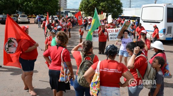 Mulheres do mst reunidas para a caminhada na região central de Rondonópolis - Foto: Varlei Cordova / AGORA MT