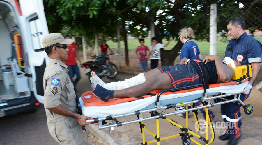 Samu socorrendo vitima de acidente moto e carro na Vila Itamaraty em Rondonópolis - Foto : Varlei Cordova / AGORA MT