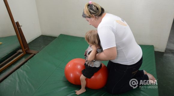 Crianca se exercitando - Foto : Varlei Cordova / AGORA MT