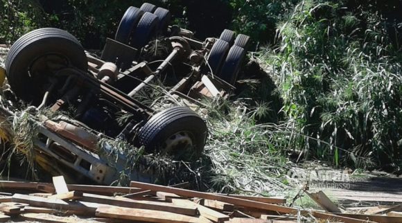 Caminhão totalmente destruído após tombar próximo Tangará da Serra
