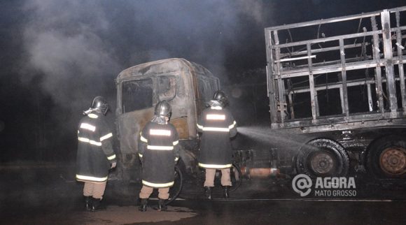 Corpo de Bombeiros fazendo rescaldo no incêndio da carreta - Foto : Messias Filho / AGORA MT