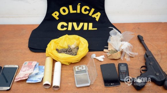 Drogas, armas celular dinheiro apreendidos com os suspeitos Adenilton da Luz e Jonas Teixeira Silva - Foto : Varlei Cordova / AGORA MT