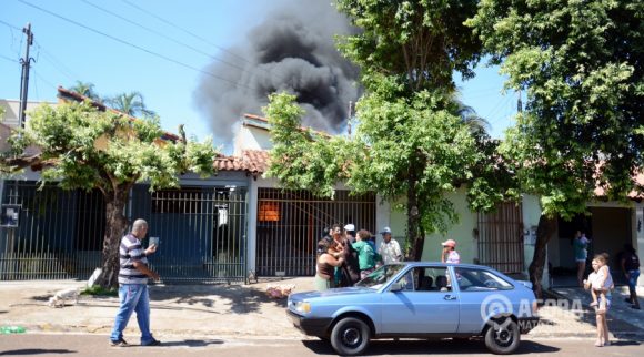 Familiares em frente a residência pegando fogo no centro de Rondonópolis - Foto : Varlei Cordova / AGORA MT