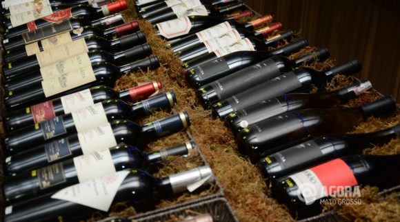 Garrafas de vinhos importados - Foto : Varlei Cordova / AGORA MT