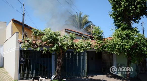 Residência foi consumida pelo fogo em questão de minutos - Foto : Varlei Cordova / AGORA MT