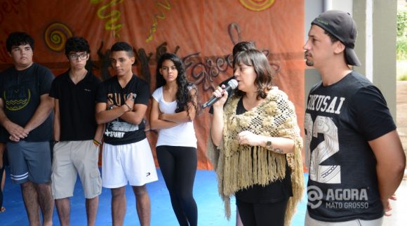 Lucianne Gomes fala para os alunos do projeto de vida Foto : Varlei Cordova / AGORA MT