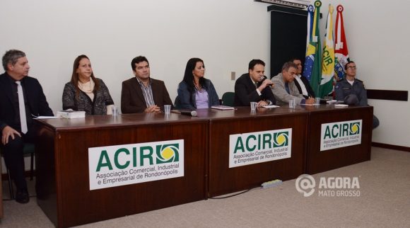Mesa composta por autoridades de varios seguimentos da segurança pública - Foto : Messias Filho / AGORA MT