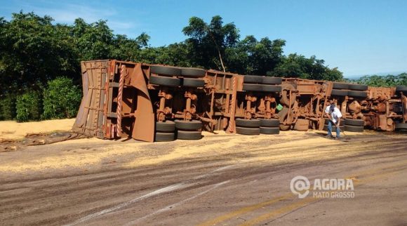Outro acidente com carreta carregada de soja próximo a Tangará da Serra - Foto : Adilson Oliveira / AGORA MT