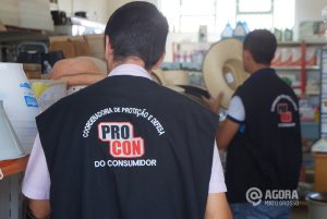 Procon durante fiscalização em lojas de Alta Floresta _ Foto: Junio Garcia / AGORA MT