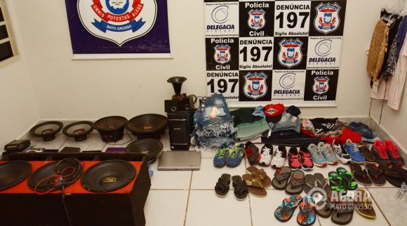 Produtos recuperados pela Polícia Civil no furto da loja de confecções em Rondonópolis - Foto: Ronaldo Teixeira/AGORAMT