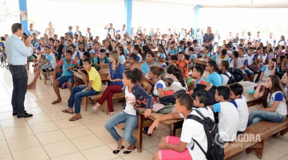Rogério Antônio Penso fala para os alunos da Escola Francisca Barros de Carvalho - Foto : Varlei Cordova / AGORA MT