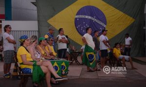 Rondonópolitanos acompanhando a votação do impeachment - Foto : Messias Filho / AGORA MT