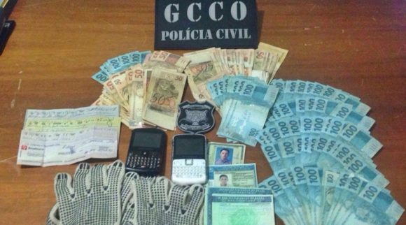 Dinheiro e materiais apreendidos pela polícia - Foto: PJC