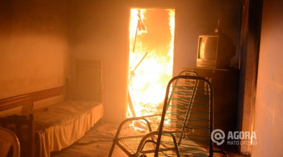 Residência foi consumida pelo fogo em questão de minutos - Foto : Varlei Cordova / AGORA MT