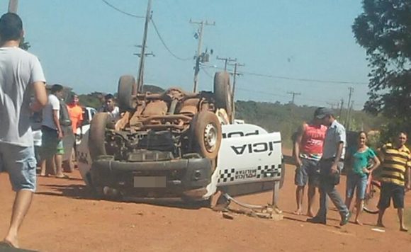 Viatura da PM capota em perseguição policial em São Félix do Araguaia- Foto: Você repórter 