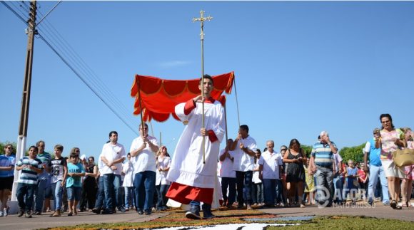 Caminhada do dia de Corpus Christi da igreja Santa Terezinha - Foto: Varlei Cordova/ AGORA MT
