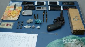 Droga arma dinheiro apreendida com os suspeitos Nedenir e Devanir no Jardim Reis - Foto: Varlei Cordova/ AGORA MT