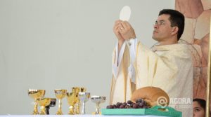 Missa do dia de Corpus Christi celebrada pelo padre Volnei Luiz Weber- Foto: Varlei Cordova/ AGORA MT