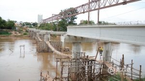 Obras da ponte do Rio Vermelho na Avenida Lions-- Foto: Varlei Cordova/ AGORA MT