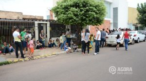 Pessoas na fila para tomar a doze da vacina H1N1 - Foto: Varlei Cordova/ AGORA MT