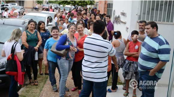 Pessoas na fila para tomar a doze da vacina H1N1 em Rondonópolis - Foto: Varlei Cordova/ AGORA MT