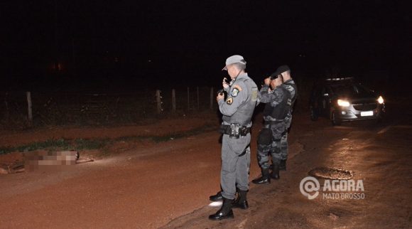 Polícia Militar fazendo o isolamento do local do homicídio - Foto : Messias Filho / AGORA MT