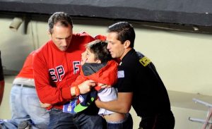 criança fica ferida após queda- Foto: Marcos Ribolli