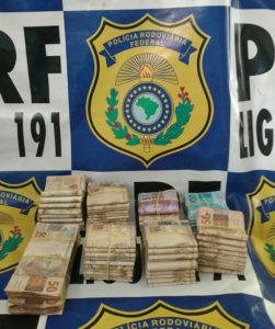 dinheiro apreendido pela PRF de Cáceres - Foto: Divulgação / PRF