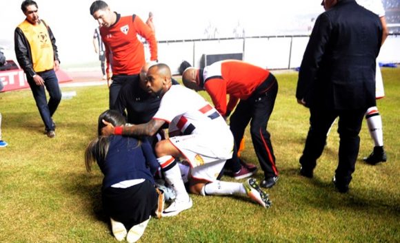 jogadores ajudam feridos- Foto: Marcos Ribolli