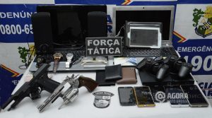 Armas,celulares e outros equipamentos eletrônicos apreendidos pela Polícia Militar - Foto : Messias Filho / AGORA MT