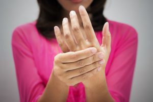 As dores nas articulações dos dedos são um dos principais sintomas do desiquilíbrio - Foto: iStock, Getty ImagesFoto: 