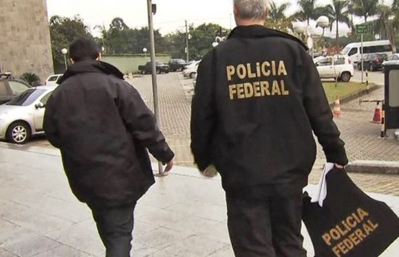 Policiais federais com malotes apreendidos na Operação Boca Livre - Foto: Reprodução/TV Globo