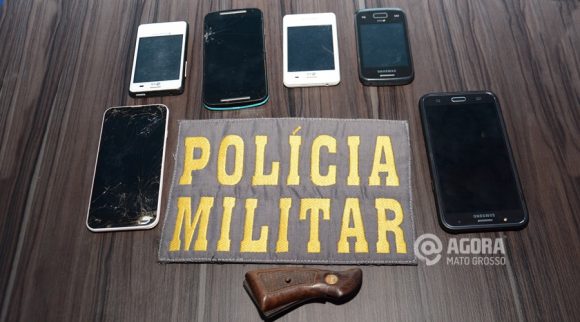 Celulares e uma coronha de revolver apreendidos pela Polícia Militar - Foto : Messias Filho / AGORA MT