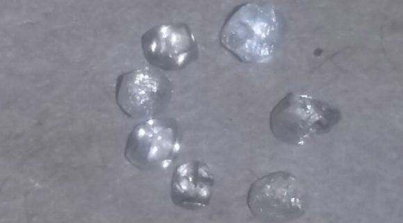 Diamante apreendido em garimpo clandestino em Guiratinga - Você Reporter