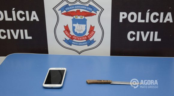 Faca utilizada no crime e o celular furtado - Foto: Ronaldo Teixeira / AGORA MT 